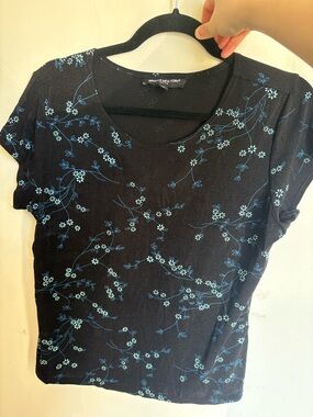Briggs New York Black Short Sleeve Top with Blue Floral Print